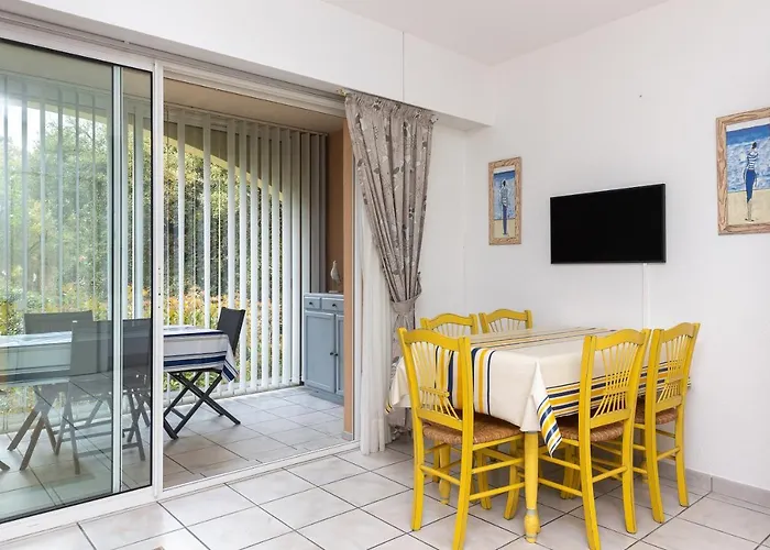 Moderne Avec Piscine Мольез-е-Маа