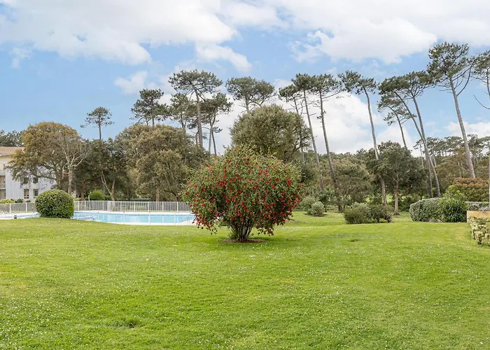 Moderne Avec Piscine Мольез-е-Маа